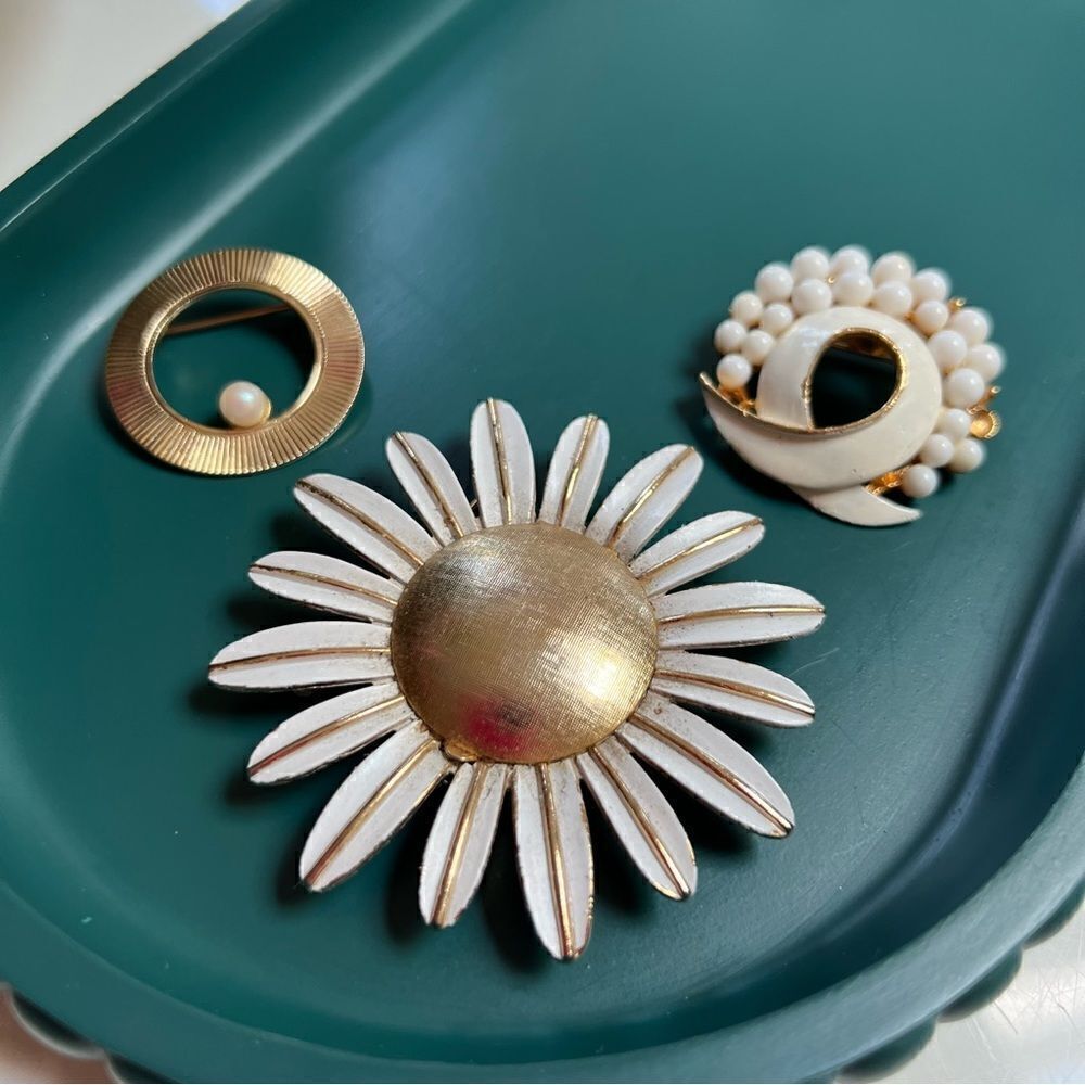 Vintage Mod 3 Piece Gold White Toned Brooch Pins Lot